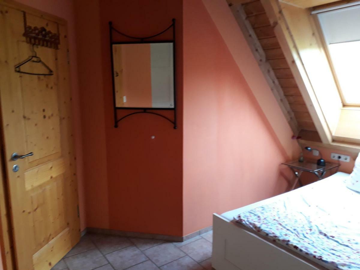 Gaestezimmer In Traumhafter Lage Neben Der Kurstadt Oberthulba Luaran gambar